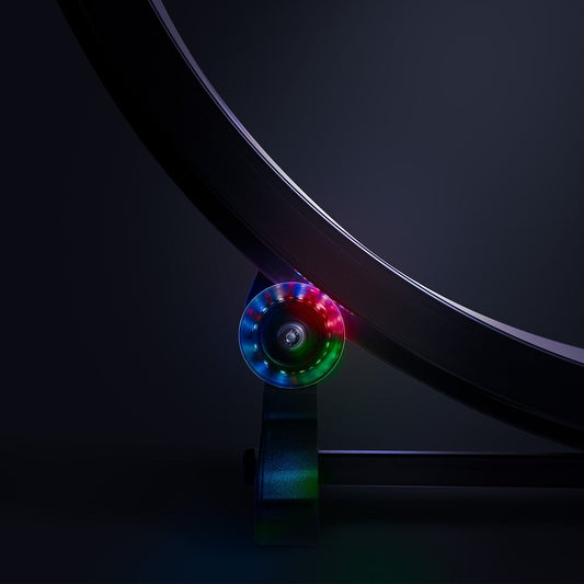 Oplichtend wieltje in rood, groen en blauw onder de rand van een loopwiel