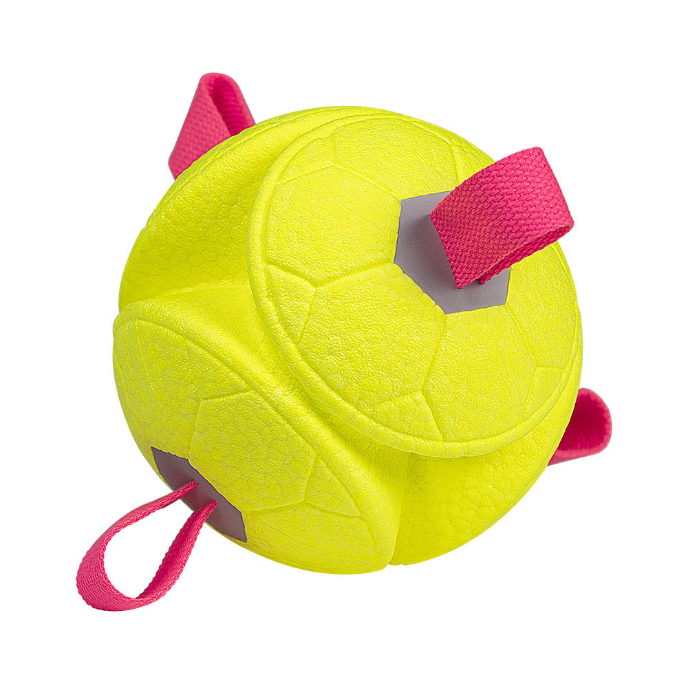 Gele trekbal met voetbalpatroon en vier roze stoffen trekbanden op witte achtergrond