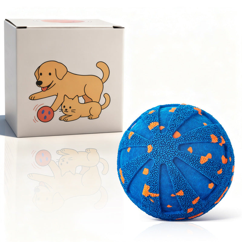 Blauwe bal met oranje vlekken naast doos met hond en kat