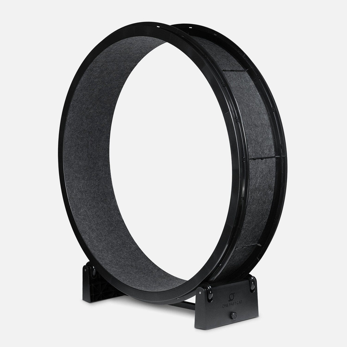 Zwart kattenloopwiel met zwarte vilten pads op de buitenkant van de ring