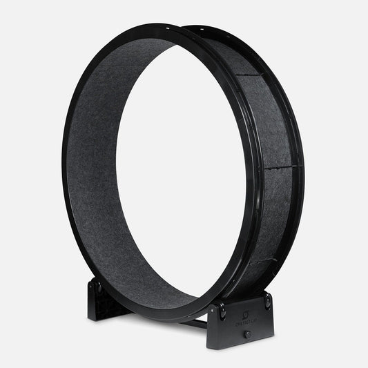 Zwart kattenloopwiel met zwarte vilten pads op de buitenkant van de ring