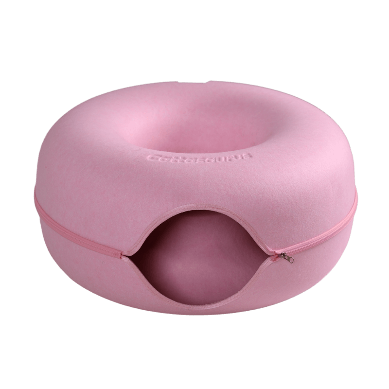 Roze vilten kattenmand met roze rits en ronde ingang aan de voorkant