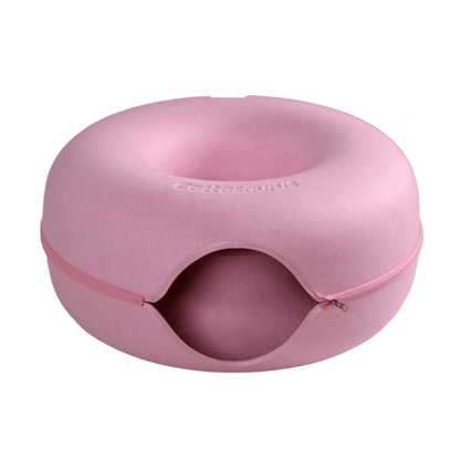 Roze vilten kattenmand met roze rits en ronde ingang aan de voorkant