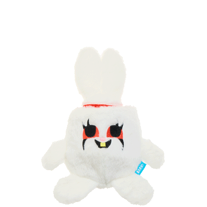 Het witte knuffelkonijn met lange oren vooraan gezien op witte achtergrond