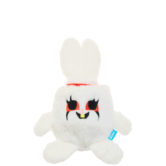 Het witte knuffelkonijn met lange oren vooraan gezien op witte achtergrond