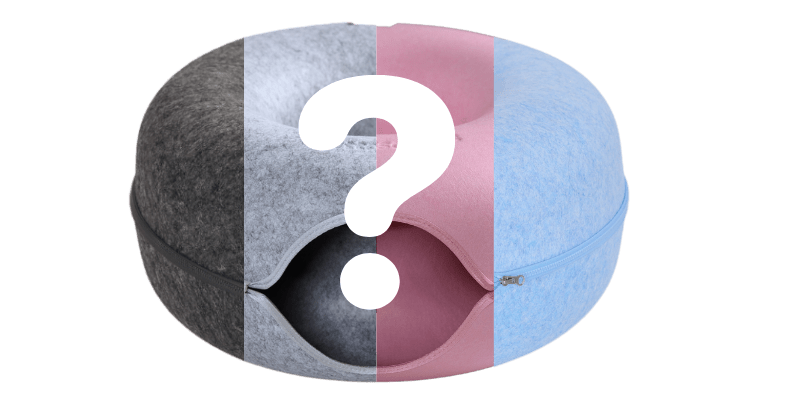 Kattenmand in vier vlakken grijs, lichtgrijs, roze en blauw met vraagteken