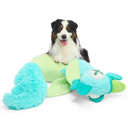 Hond ligt achter de knuffel, die plat op zijn zij ligt