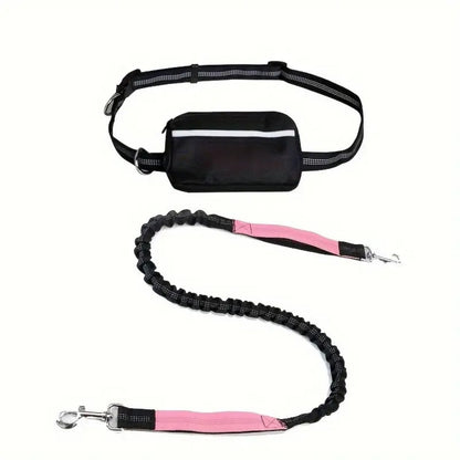 Eén roze-zwarte elastische riem los onder de zwarte heupriem met tasje