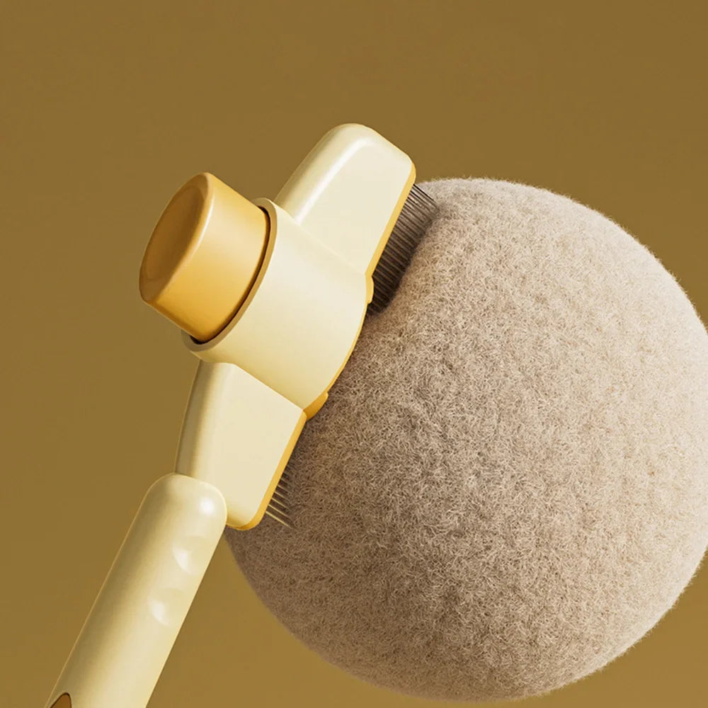 Close-up van de gele borstel die over een bal pluizige vacht kamt