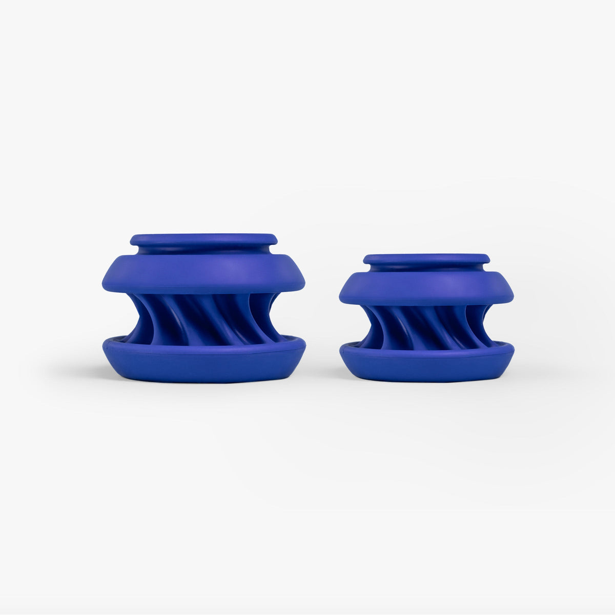 Het blauwe speeltje in twee maten naast elkaar, large en small