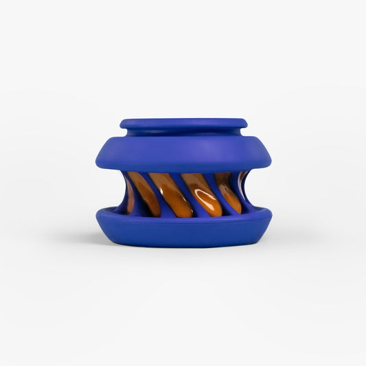 Blauw rubberen likspeeltje voor honden, gevuld met oranje smeerbare snack