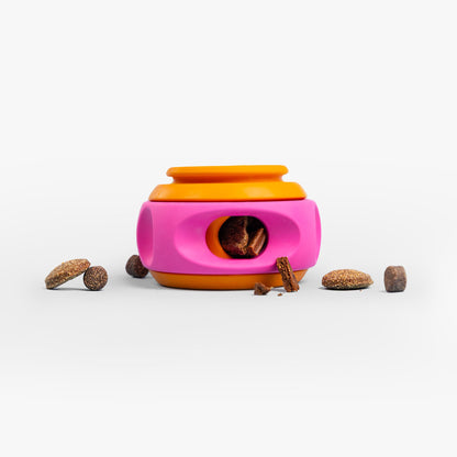Roze en oranje snuffelspeeltje van natuurrubber met hondensnoepjes eromheen