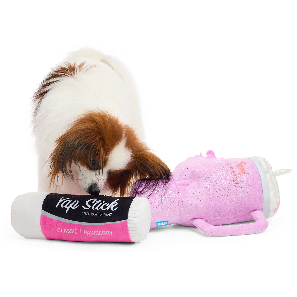 Hondje duwt zijn neus in de beker naast de Yap Stick knuffel