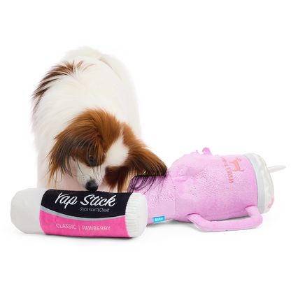 Hondje duwt zijn neus in de beker naast de Yap Stick knuffel
