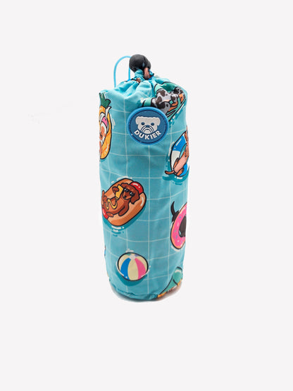 De handdoek opgeborgen in blauw opbergzakje met trekkoord en zomerse hondenprint