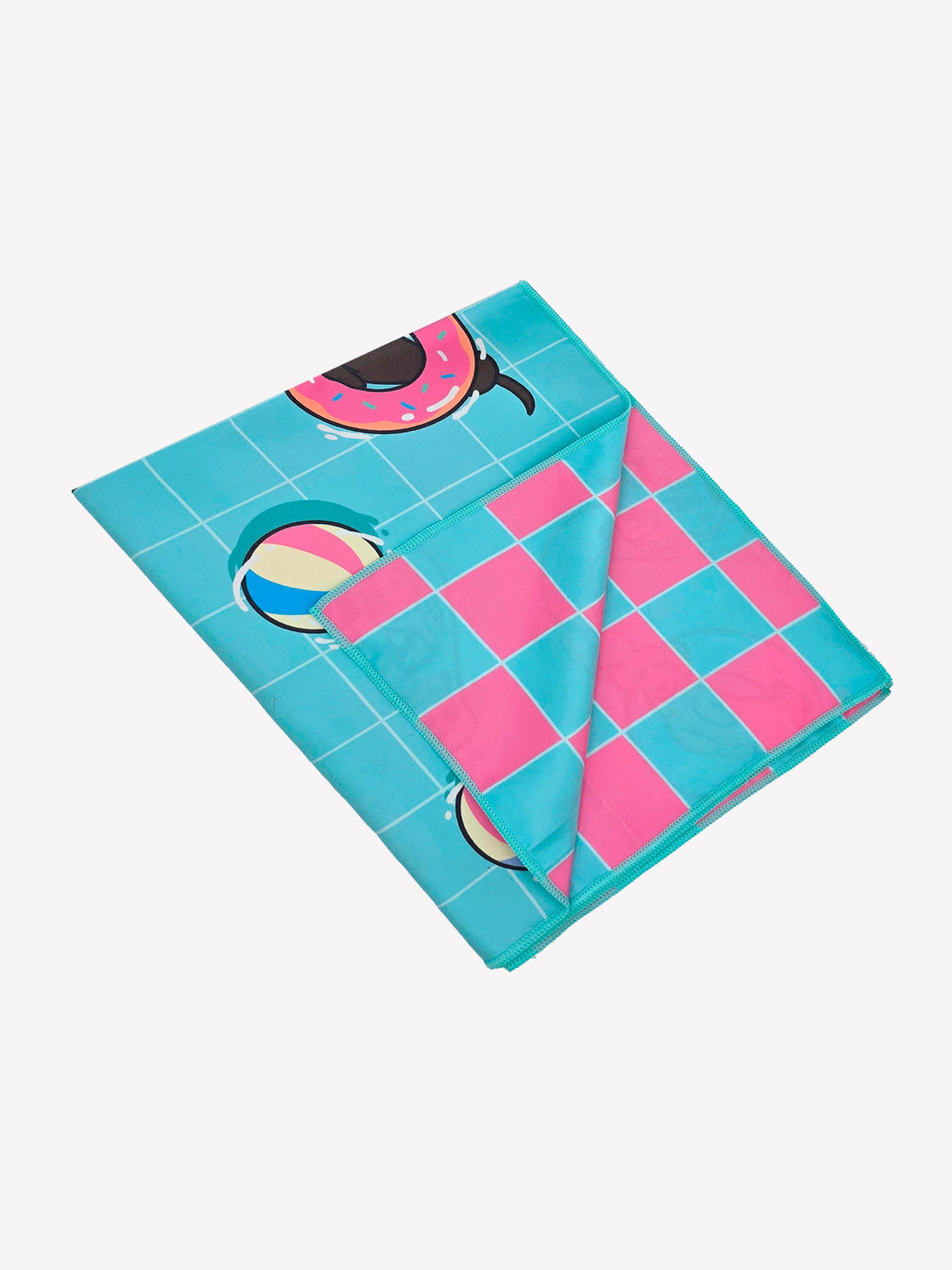 De handdoek opgevouwen met roze en blauwe ruitjes aan de binnenkant