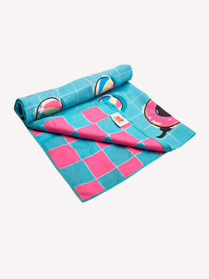 Lichtblauwe microvezel hondenhanddoek met hotdogprint en roze geblokte achterkant, half opgerold
