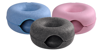 Donkergrijze kattengrot vooraan, blauw en roze op de achtergrond