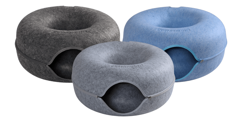 Grijze kattengrot vooraan, donkergrijs links en blauw rechts erachter