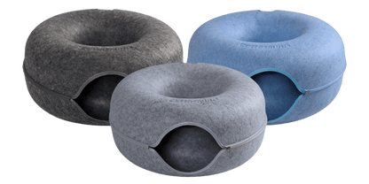 Grijze kattengrot vooraan, donkergrijs links en blauw rechts erachter