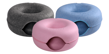 Roze kattengrot vooraan, donkergrijs en blauw op de achtergrond