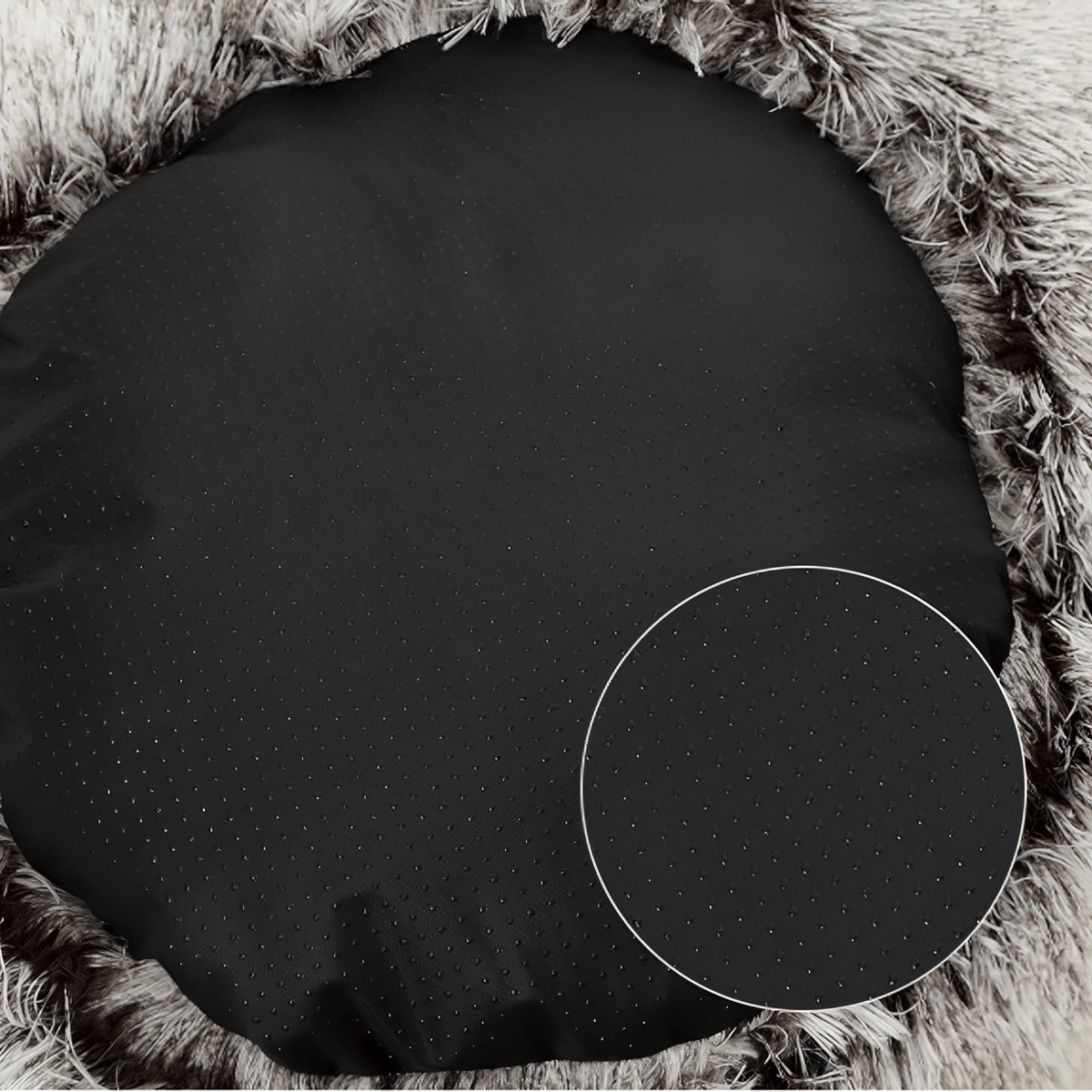 Zwarte antislip onderkant van de kattenmand met ingezoomde noppenstructuur
