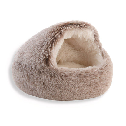 Beige kattenmand met korte pluche vacht en kap, schuin van opzij