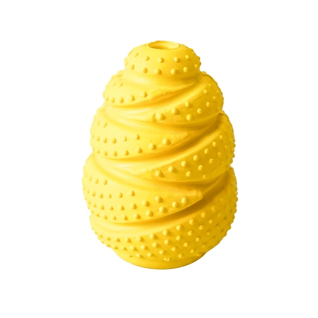 Gele rubberen snackbal met noppen en een gaatje aan de bovenkant