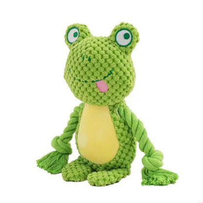 De knuffel als groene kikker met gele buik en uitgestoken tong