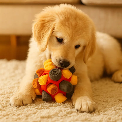 Golden retriever-pup op een wit kleed bijt in een rode snuffelbal