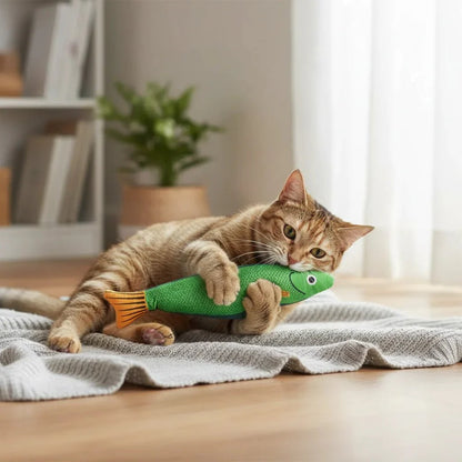 Gestreepte kat ligt op grijs dekentje met de groene vis