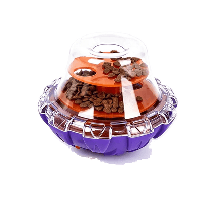 De snackbal in paars met oranje binnenschijf en hondenbrokjes onder de koepel