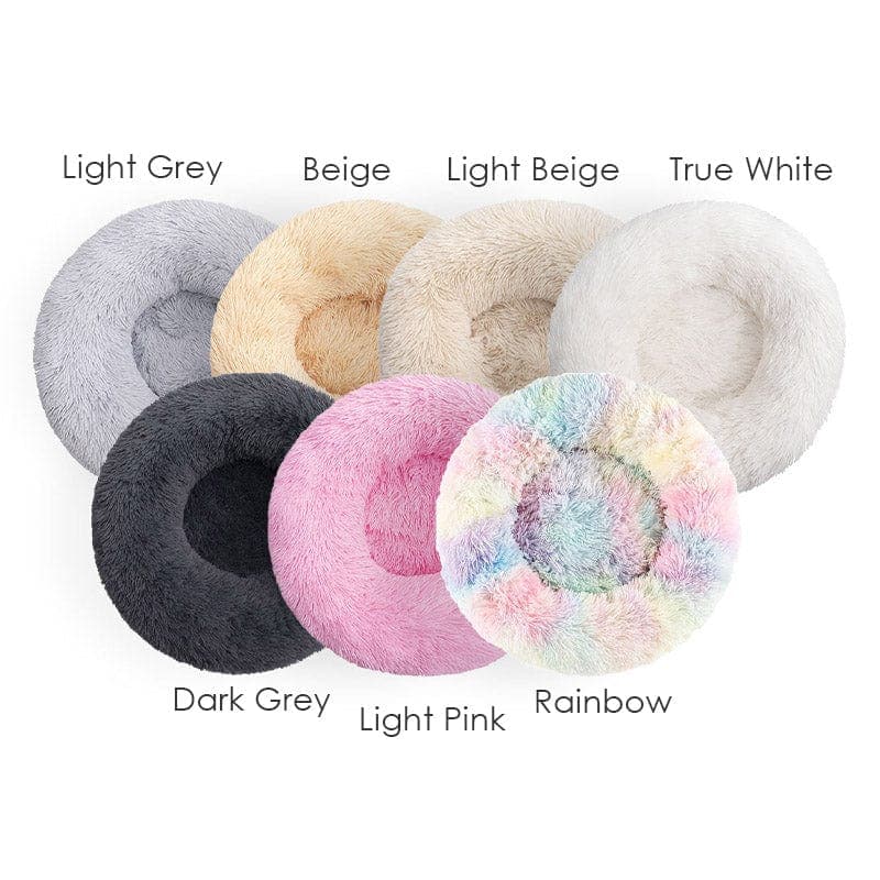 Overzicht van zeven kleuren kattenmand, van lichtgrijs en beige tot regenboog