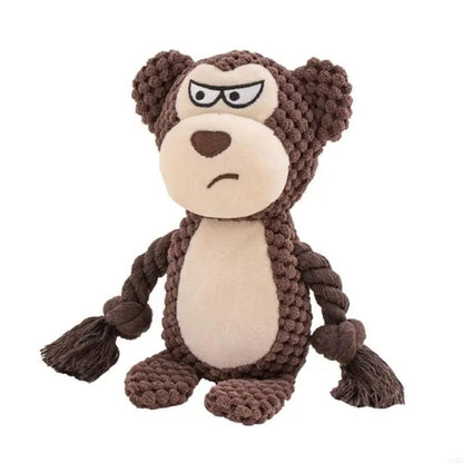 De knuffel als bruine aap met beige gezicht en boze blik