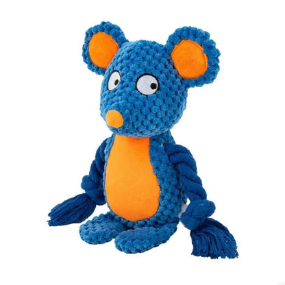 De knuffel als blauwe muis met oranje oren en buik
