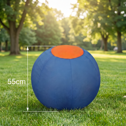Blauwe herdersbal van 55 cm met maatlijn op het gras in een park
