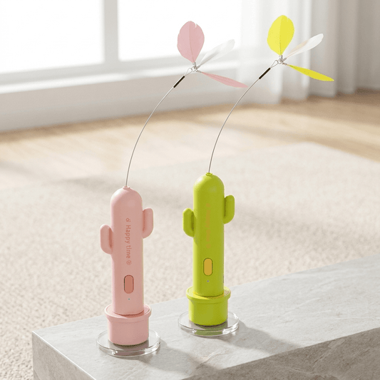 Kattenspeeltje vlinder met zuignap in roze en groen cactusvorm op een stenen bank