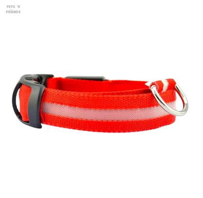 Rode halsband met witte lichtstrook, zijaanzicht op witte achtergrond
