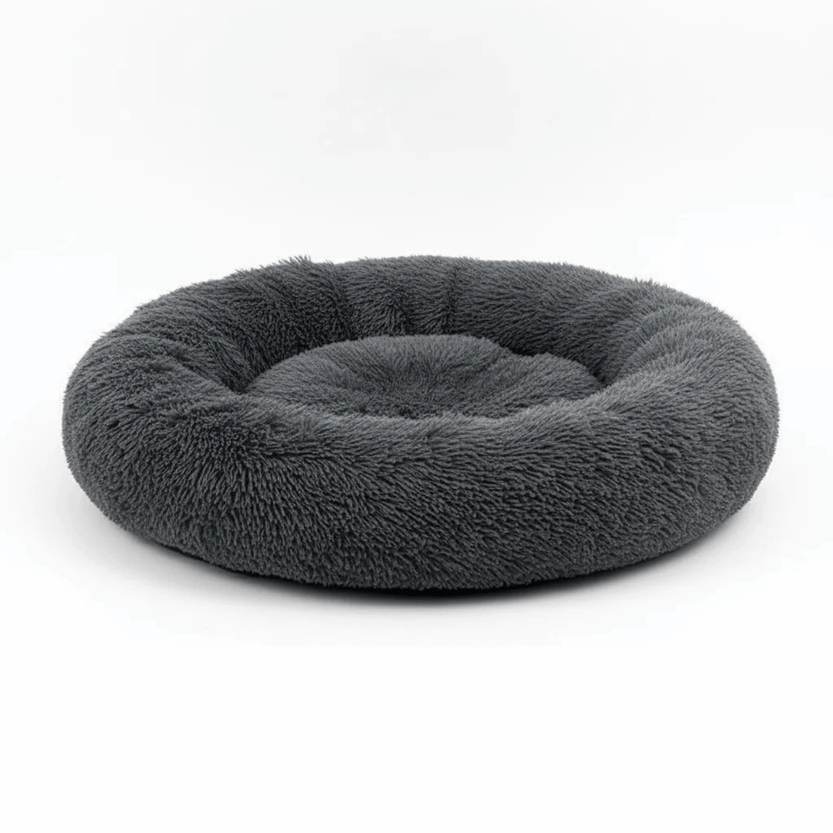 Ronde donut hondenmand van donkergrijs pluche op een witte achtergrond