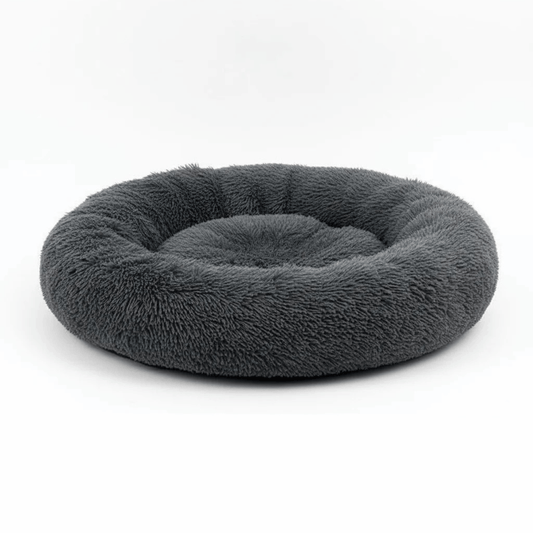 Ronde donut hondenmand van donkergrijs pluche op een witte achtergrond